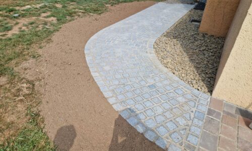 Allée en pavés granit
