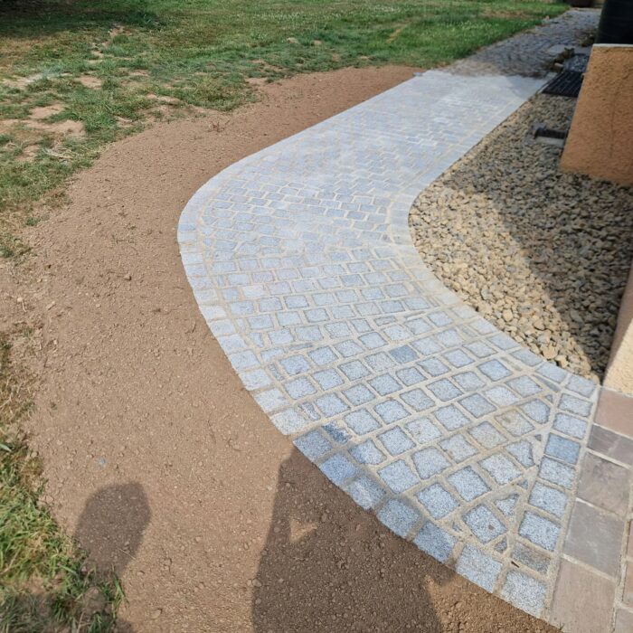 Allée en pavés granit