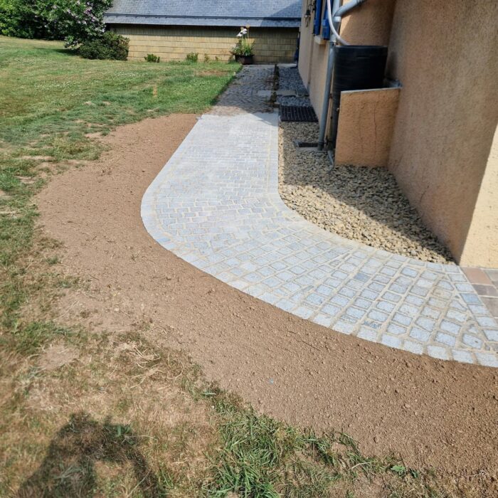Allée en pavés granit