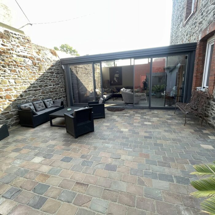 Terrasse en pavés de grès multicolore